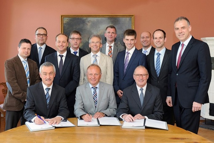 Im Schloss in Edingen-Neckarhausen fand am gestrigen Mittwoch die Vertragsunterzeichnung zur Gründung einer gemeinsamen Stromnetzgesellschaft der Gemeinde sowie der MVV Energie und der EnBW statt.